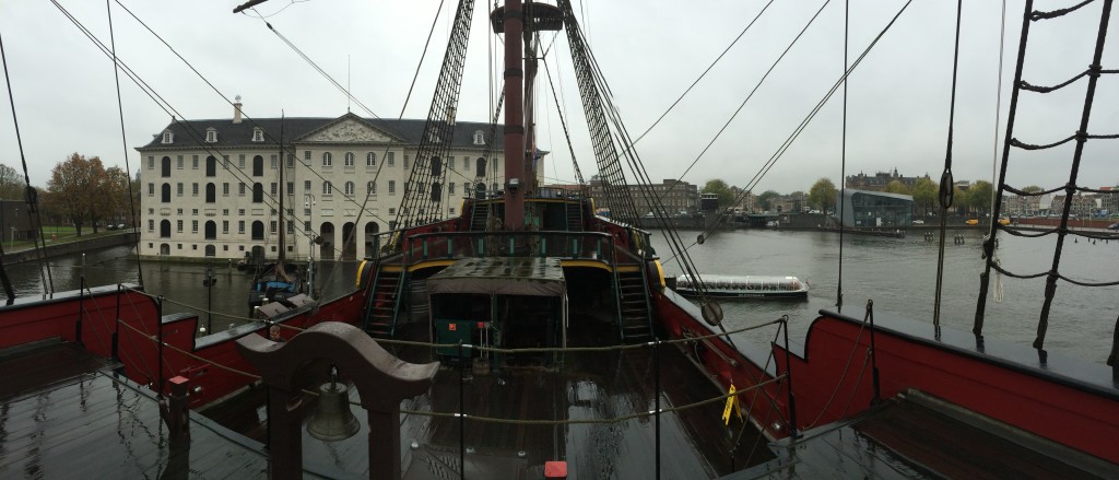 VOC Amsterdam vu du pont sur le musée de la marine
