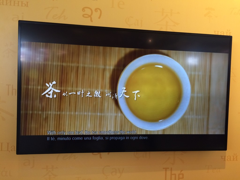 Tasse de thé chinois infusant
