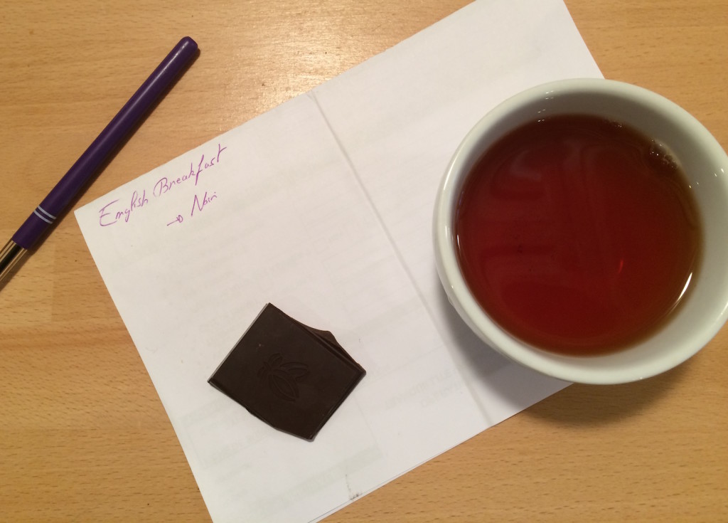 tasse de thé english breakfast et carré de chocolat noir