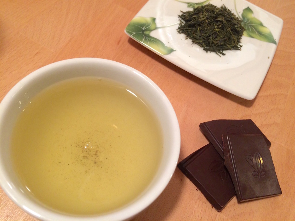 Thé vert du japon et carrés de chocolat noir