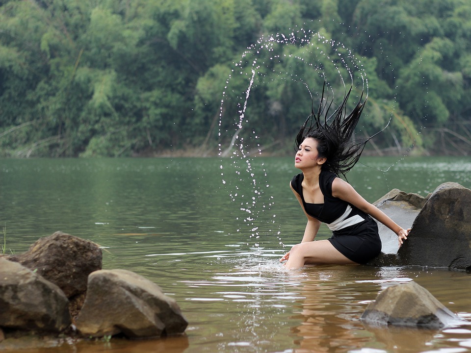 jeune femme cheveux mouillée dans un lac
