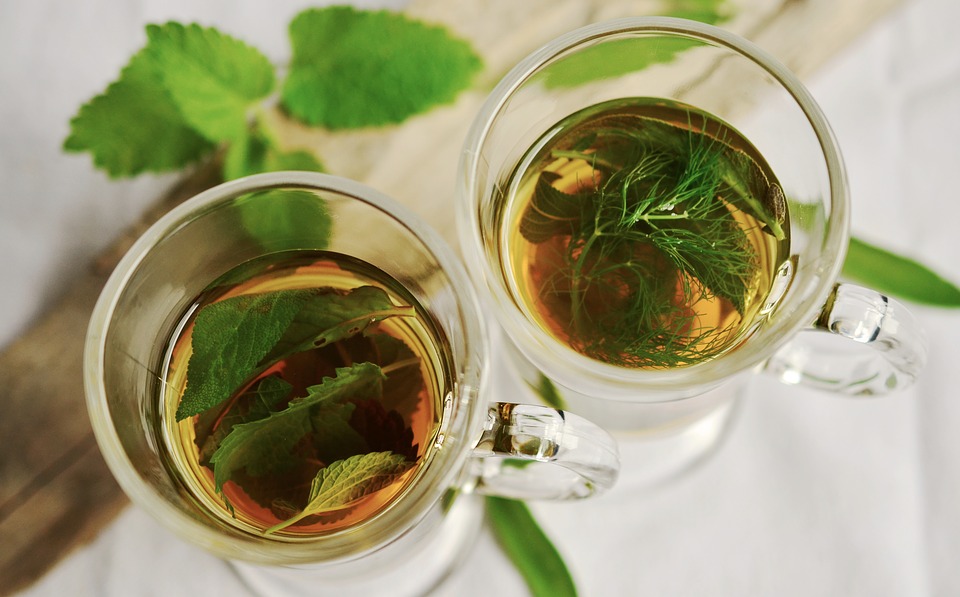 Tasses de thé vert à la menthe