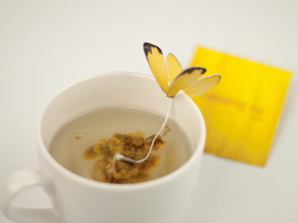 sachet de thé avec étiquette en forme de papillon