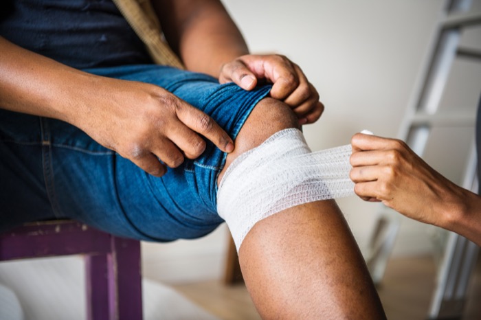 soulager l’arthrite du genoux avec bandage et cataplasme
