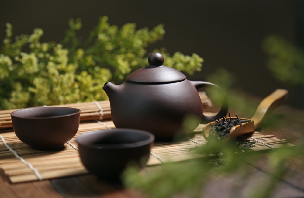 théière chinoise dans un jardin de thé haut de gamme