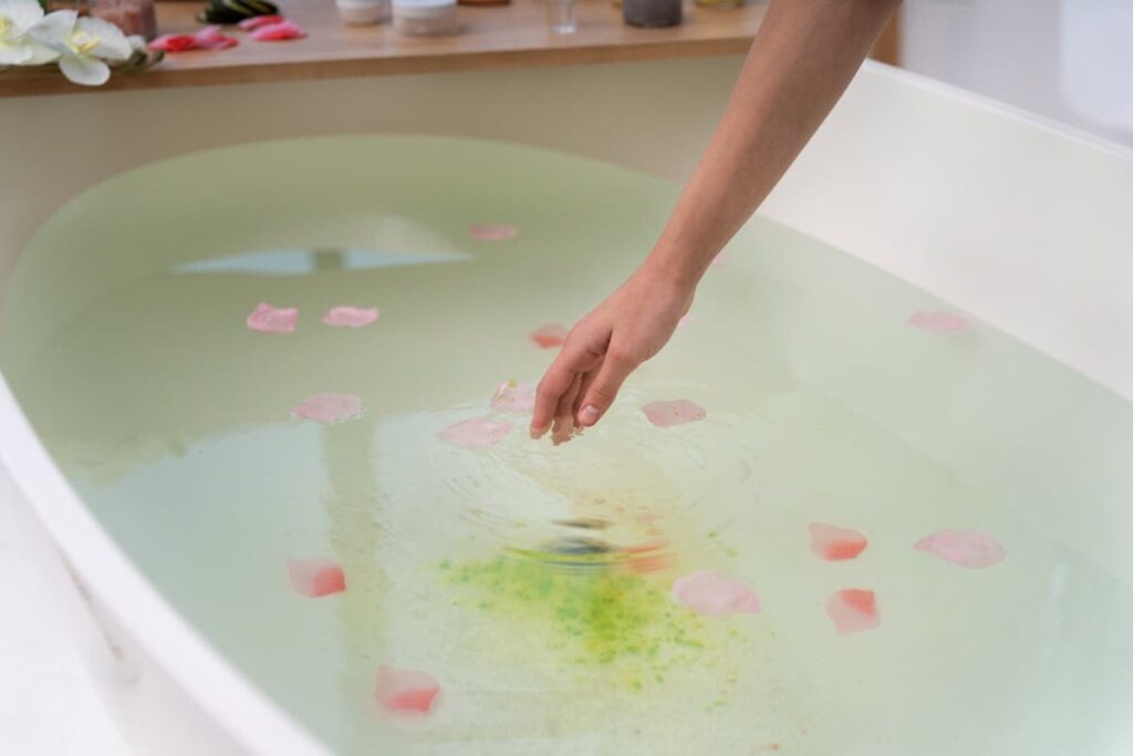 eau de bain parfumée avec des pétales de rose
