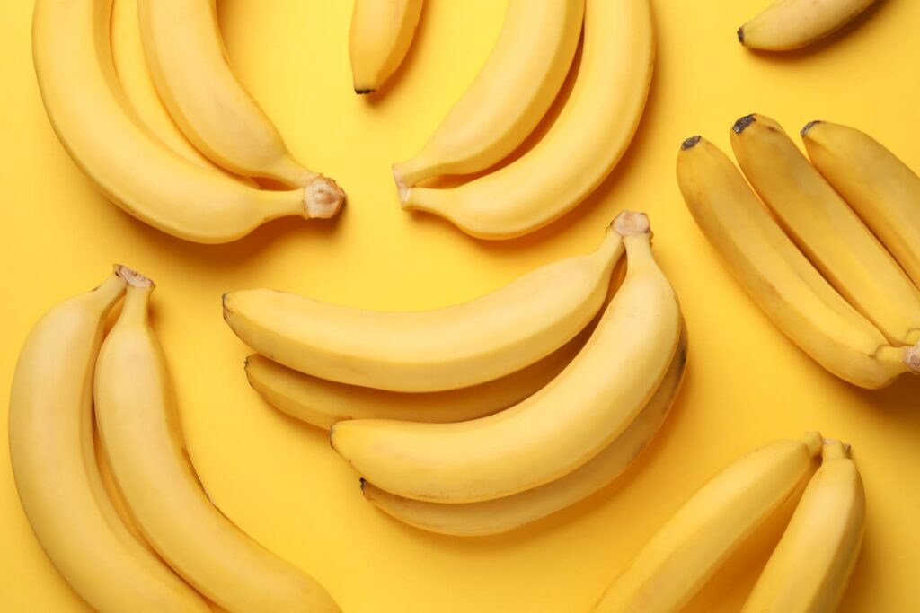 bananes sur fond jaune