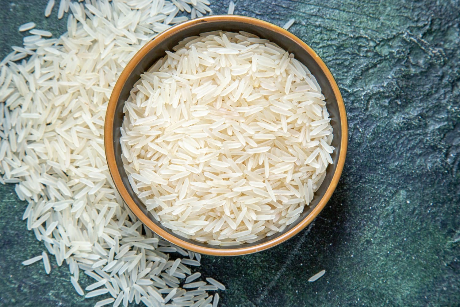 bol de riz crû sur une table