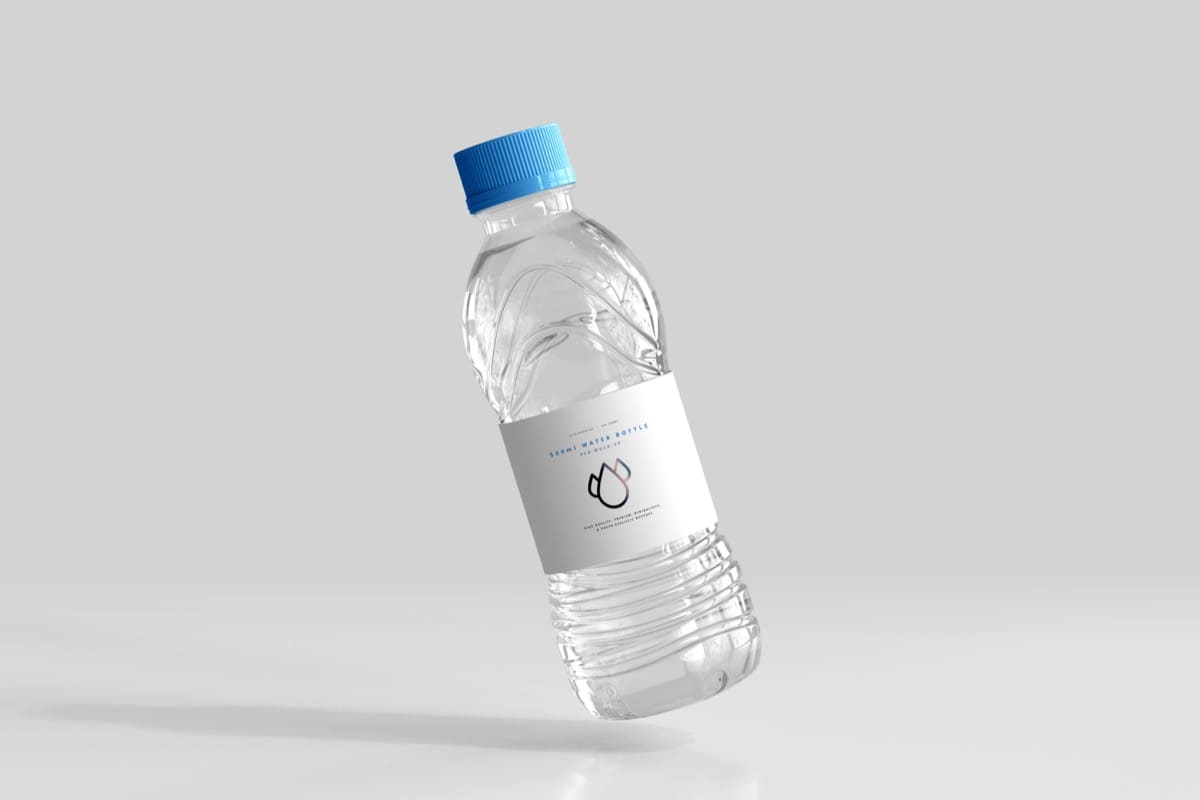 bouteille d'eau minéral sur fond gris