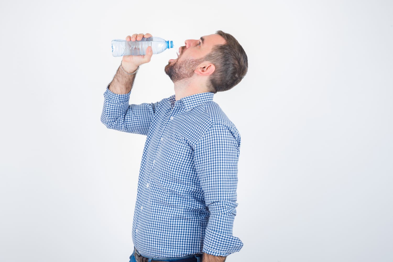 homme buvant de l'eau à la bouteille sur fond blanc