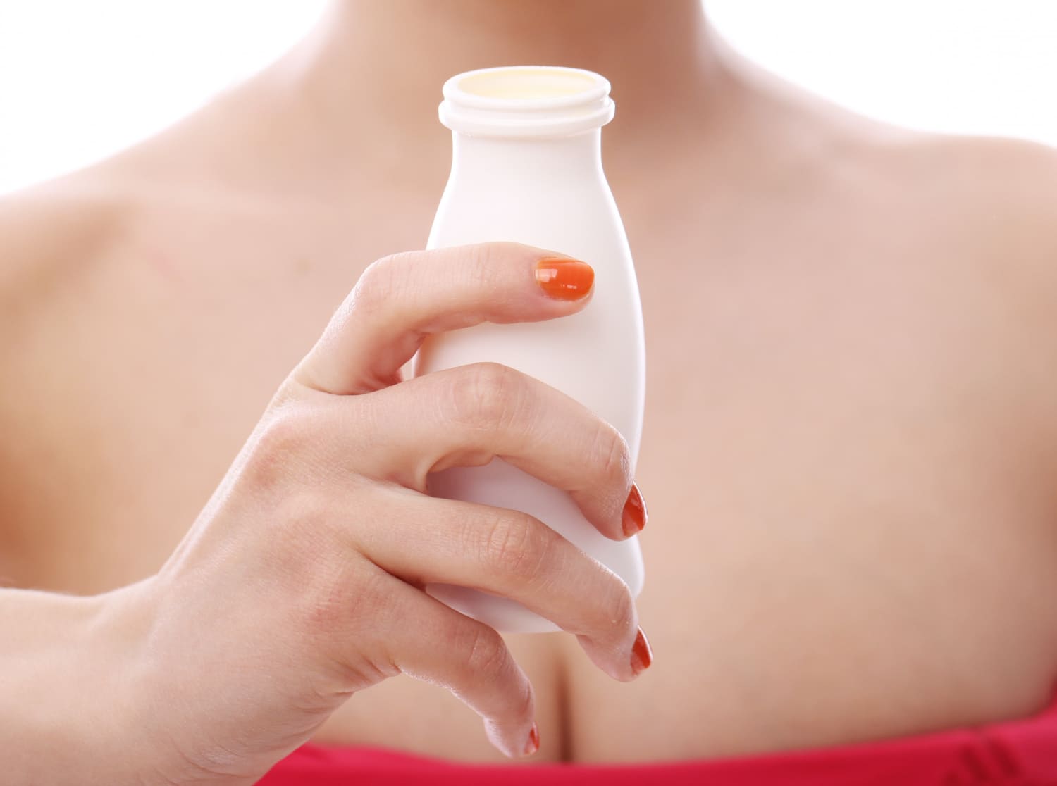 femme tenant une bouteille de yaourt liquide