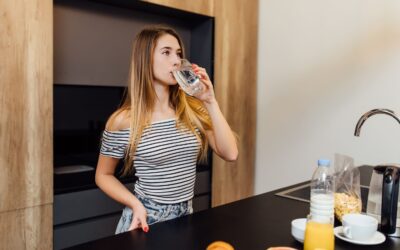Est-il bénéfique de boire de l’eau à jeun dès le matin ?