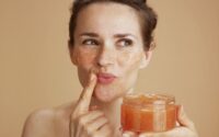 12 recettes de gommages pour les lèvres faciles et originaux