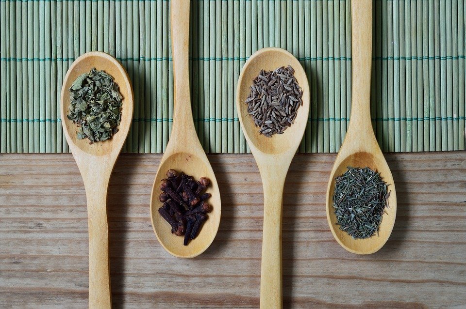 Cuillère de thym avant tisane