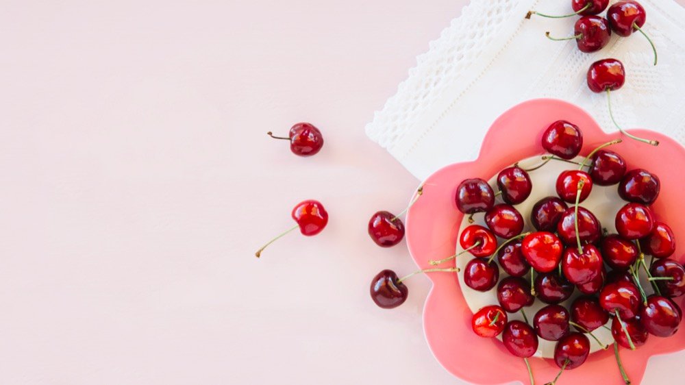 cerises sur une table