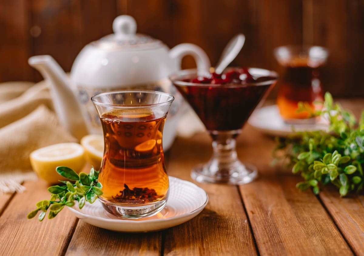 un thé à la menthe sur une table