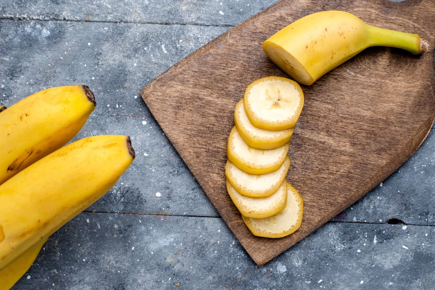 banane en tranche sur une planche à découper