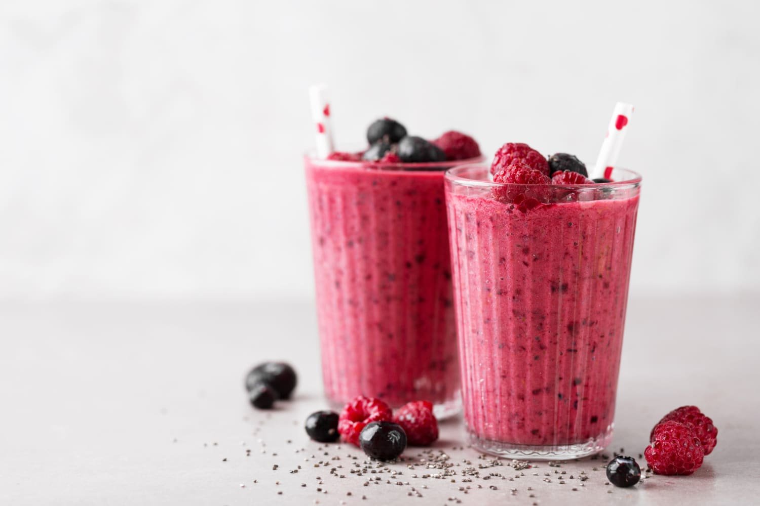 deux verres de smoothie sur une table