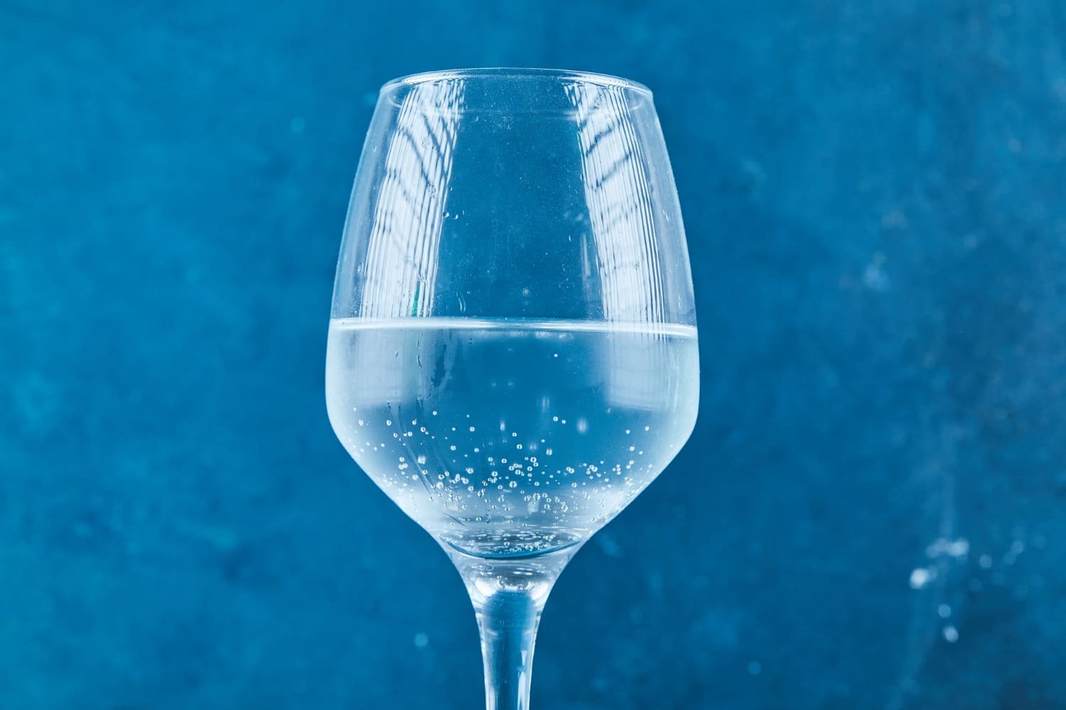 verre à pied d'eau gazeuse pétillante