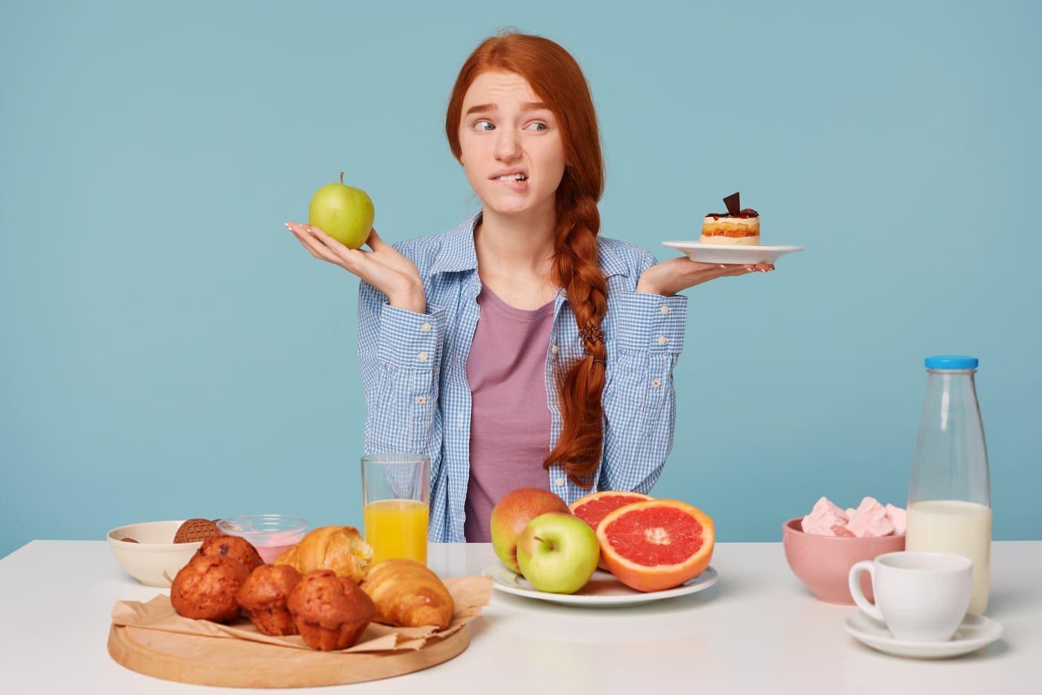 jeune femme hésite entre deux aliments