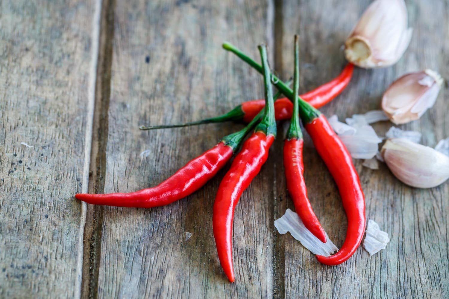 piments de cayenne sur une table avec des gousses d'ail