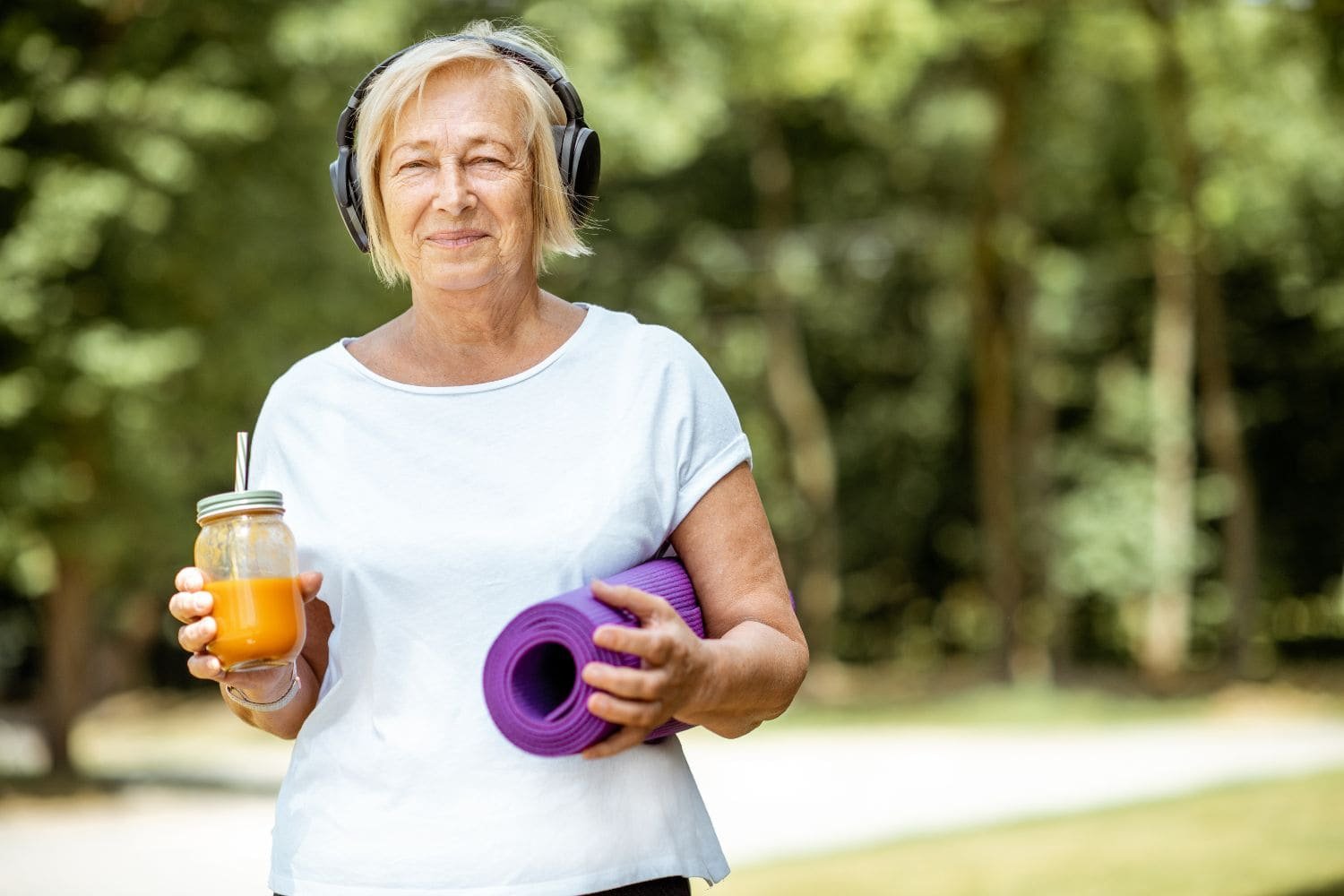 senior sportive en plein air en écoutant de la musique