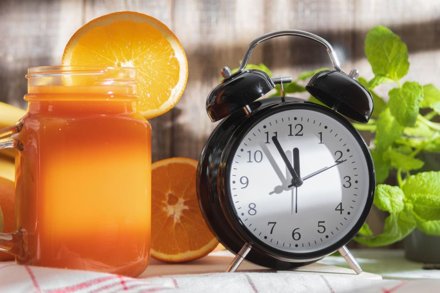 horloge posée devant un smoothie