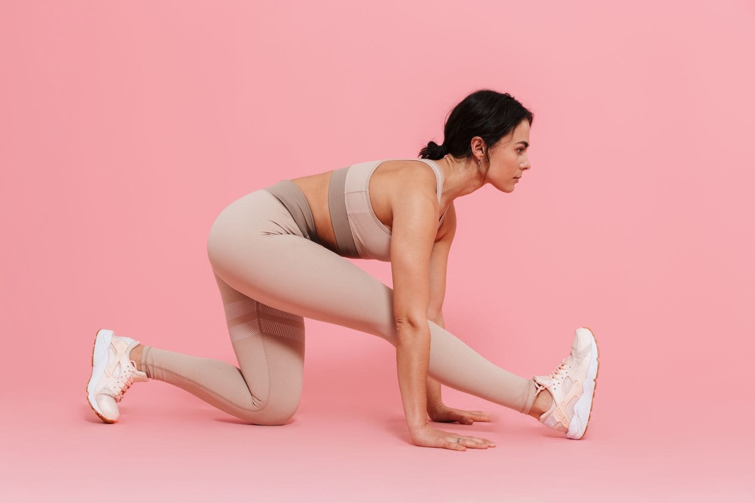 femme sportive s'étirant
