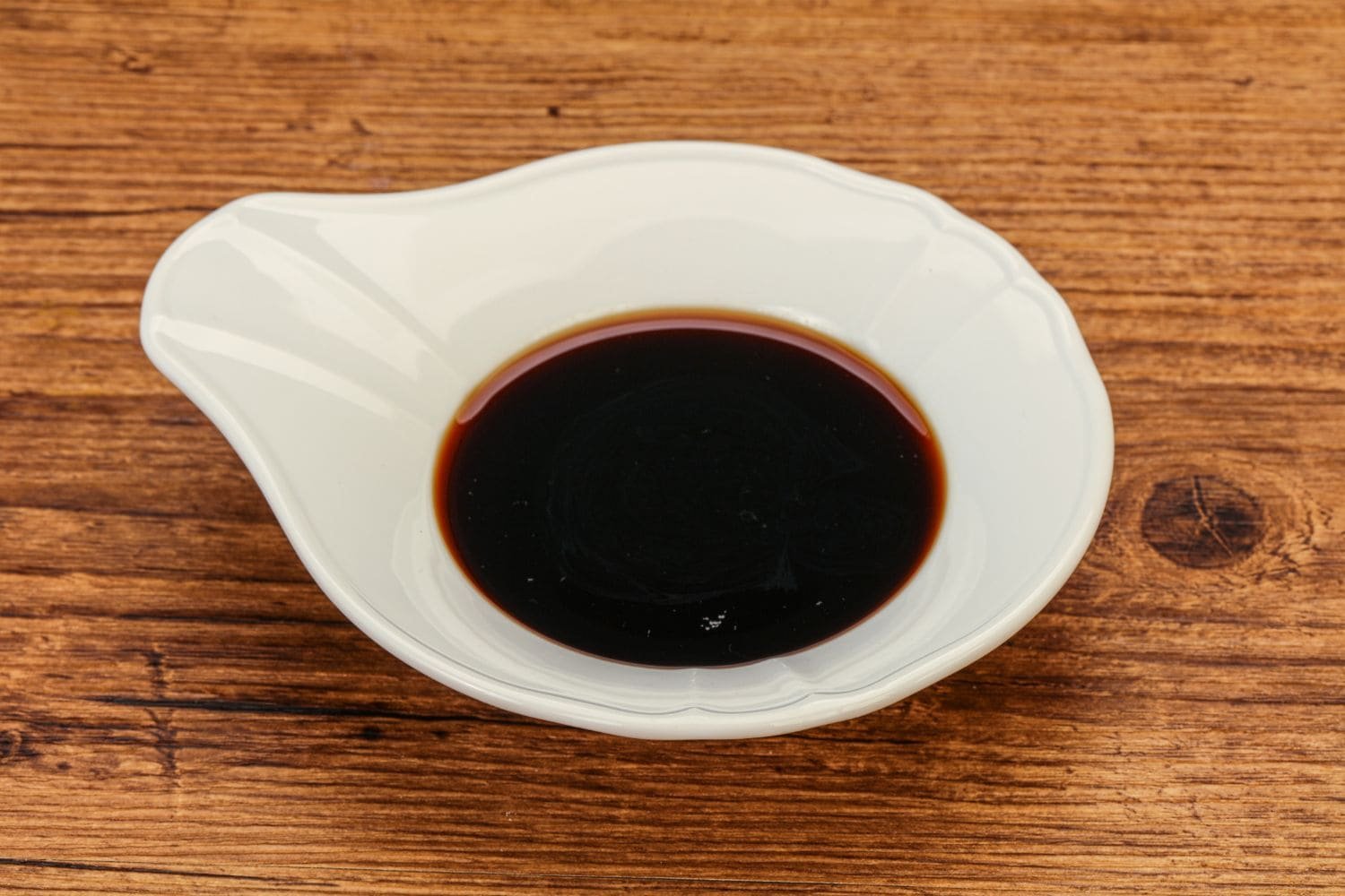 sauce soja dans une soucoupe