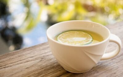 7 bienfaits de l’eau chaude au citron et au miel prouvés