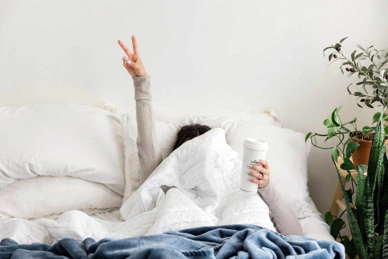 jeune femme qui manifeste une bonne nuit de sommeil