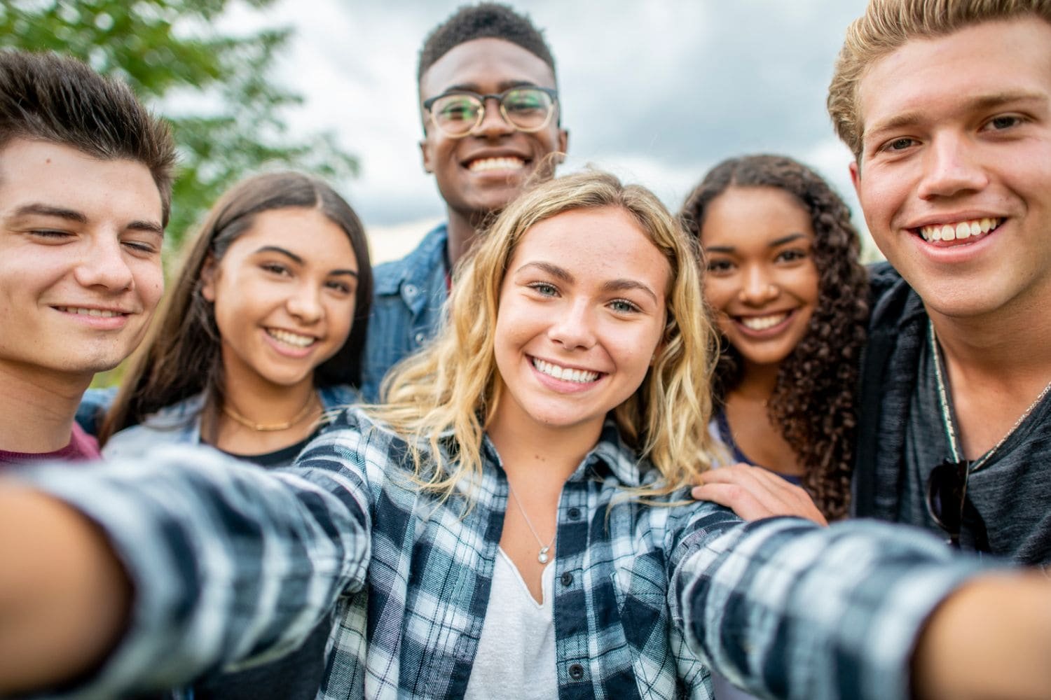 jeunes personnes en voyage de classe