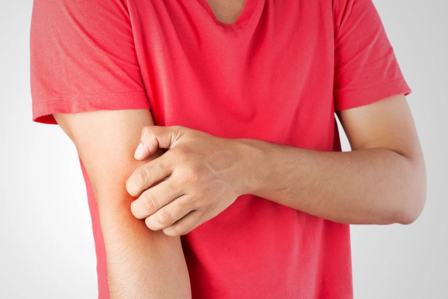 jeune homme gratte un bouton de moustique