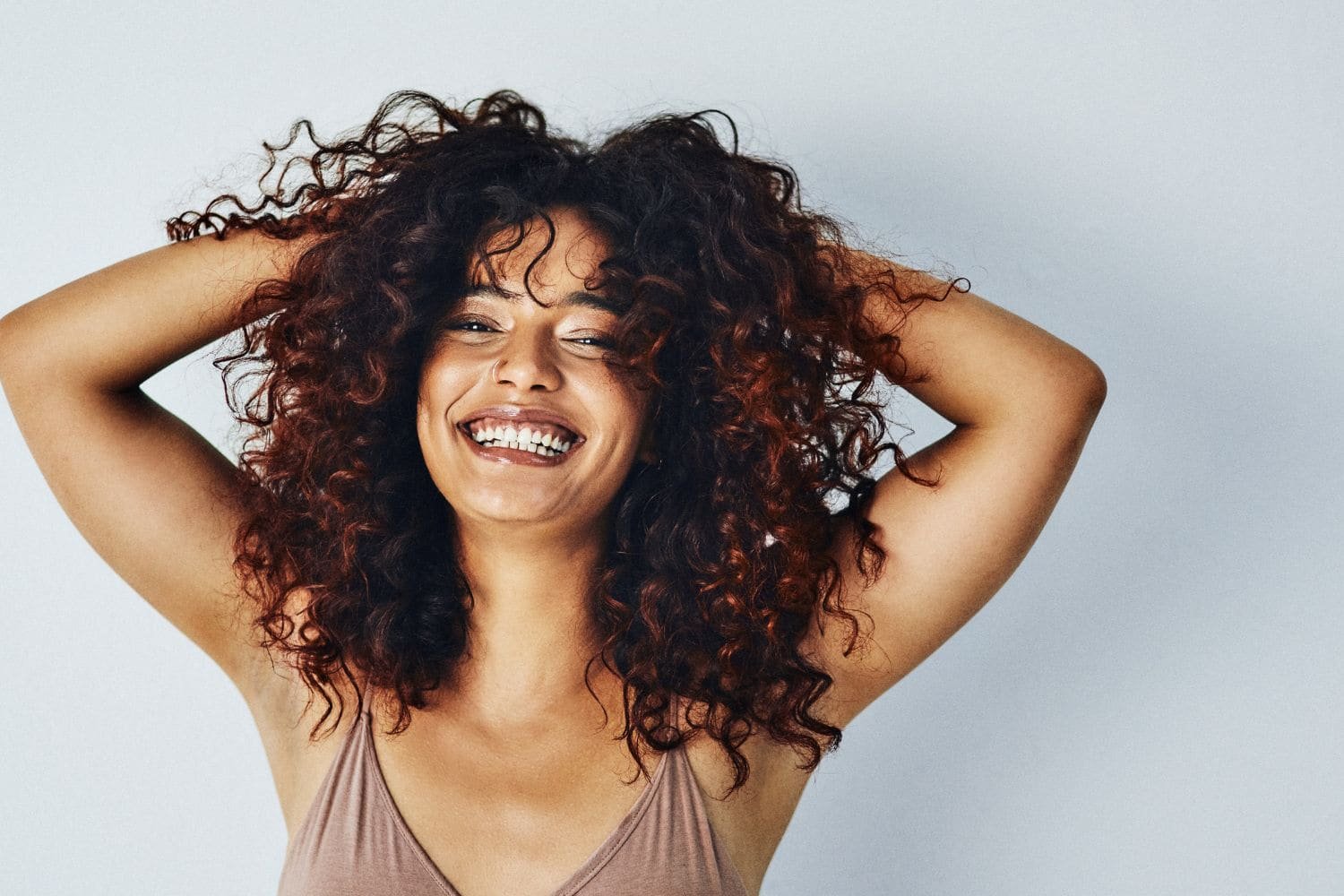 obtenir de beaux cheveux bouclés avec une routine adaptée