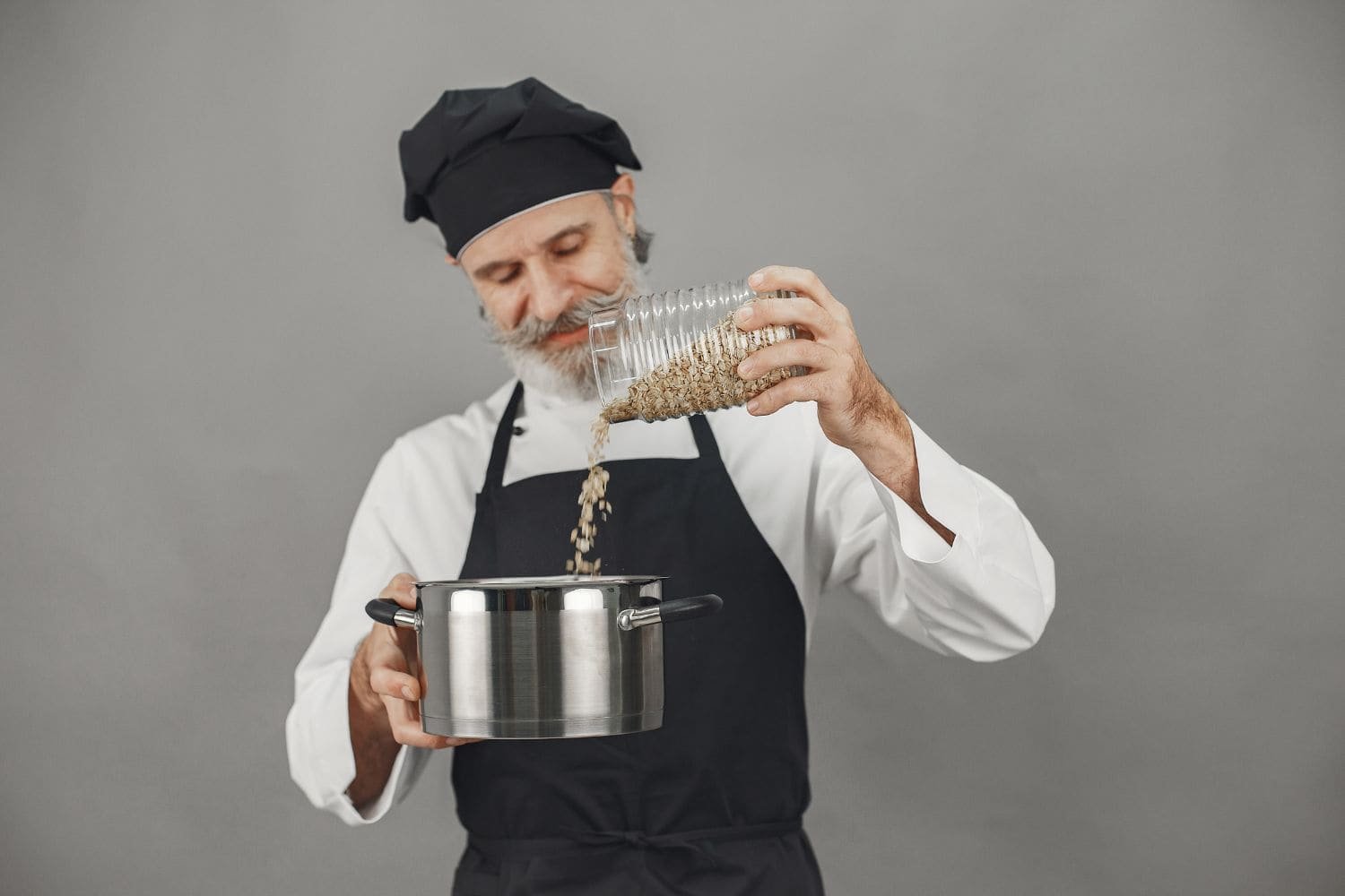 cuisinier verse du sucre dans une casserole