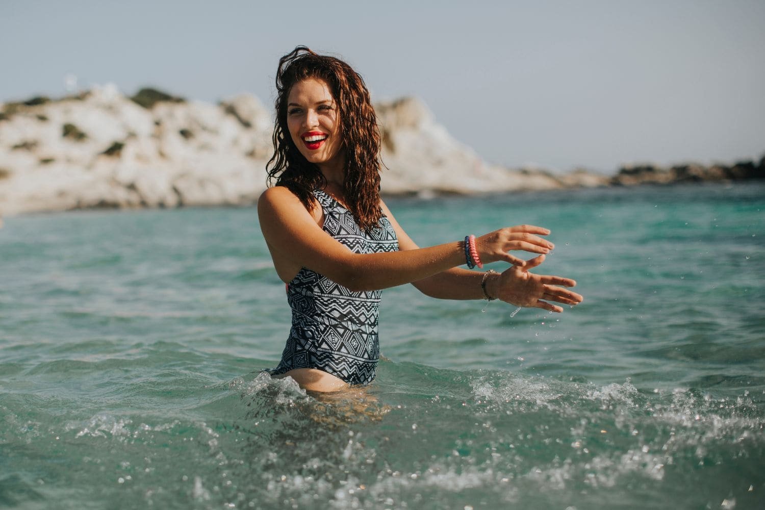 bain de mer à la plage