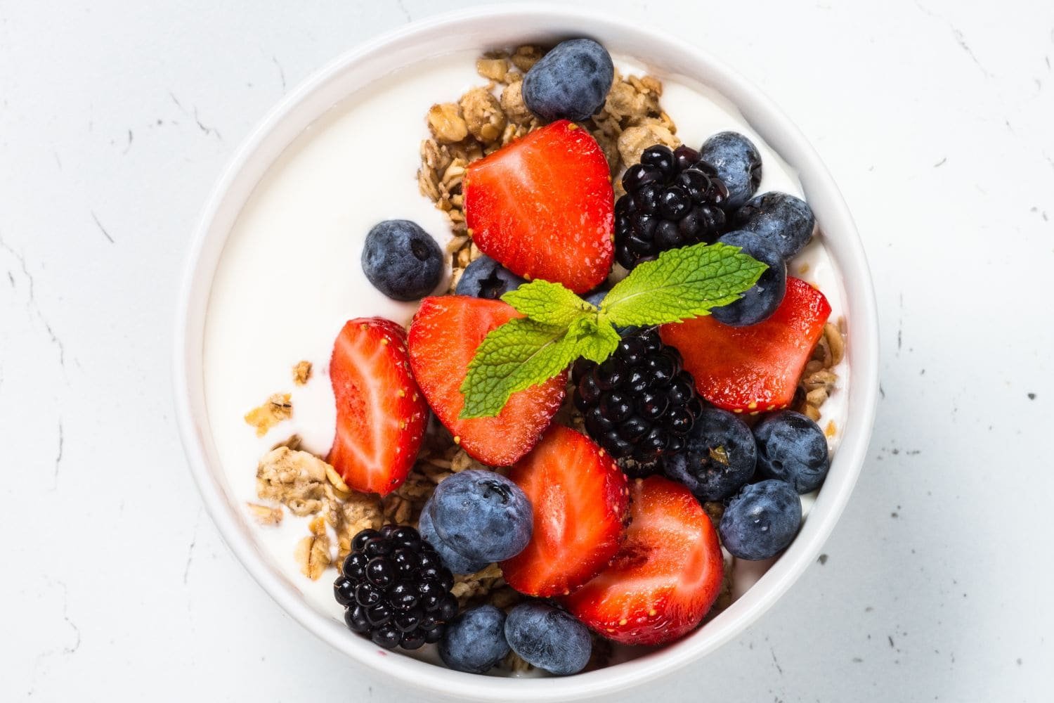 yaourt au granola maison avec myrtilles et fraises