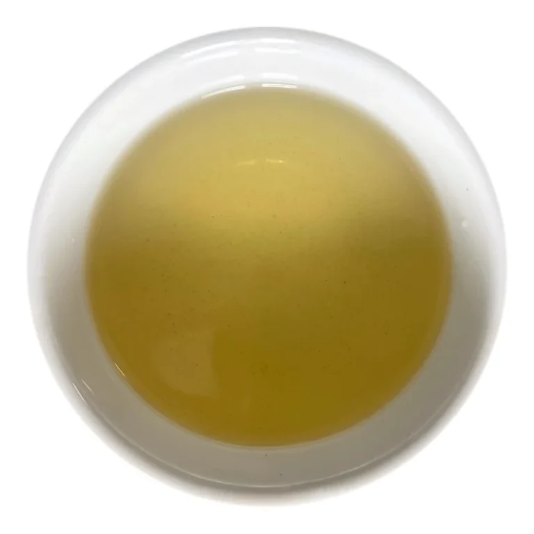 Tasse de Sencha Kakegawa infusé, vue de dessus : liqueur jaune-vert