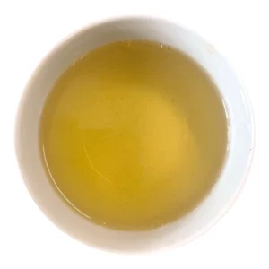 Tasse de Sencha supérieur du Japon infusé, vue de dessus : liqueur jaune pâle