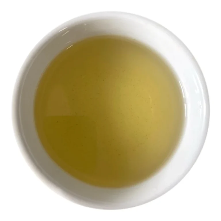 Tasse de Sencha Mizuki infusé, vue de dessus : liqueur jaune-vert pâle