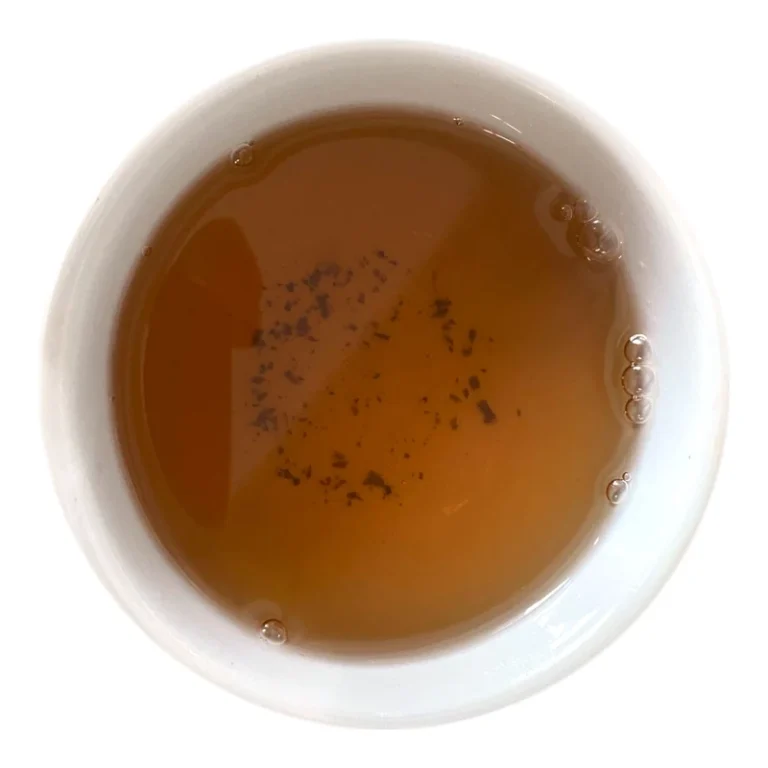 Taza de Darjeeling Nagri Farm infusionado, vista desde arriba: licor anaranjado
