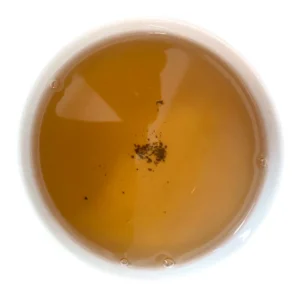 Tasse de Darjeeling Namring infusé, vue de dessus : liqueur dorée