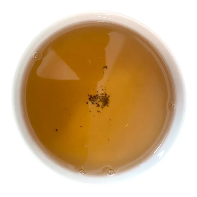Taza de Darjeeling Namring infusionado, vista desde arriba: licor dorado