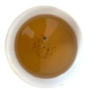 Tasse de Darjeeling Tumsong infusé, vue de dessus : liqueur jaune doré, limpide