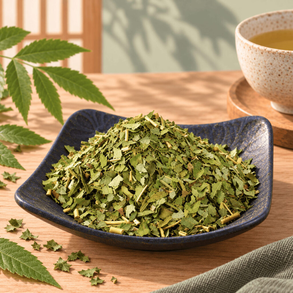 Feuilles de frêne coupées pour tisane, présentées en coupelle