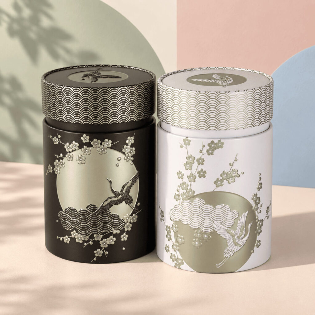 Duo de boîtes à thé Komorebi, l’une noire et l’autre blanche, aux motifs japonais argentés