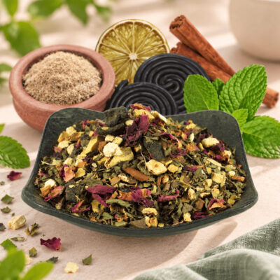 Yerba maté réglisse menthe cannelle en coupelle, avec bâtons de réglisse, cannelle et feuilles de menthe