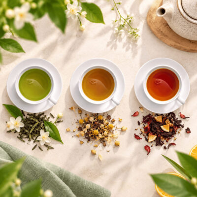 Trois tasses de thé et d'infusion, chacune accompagnée de son mélange en vrac