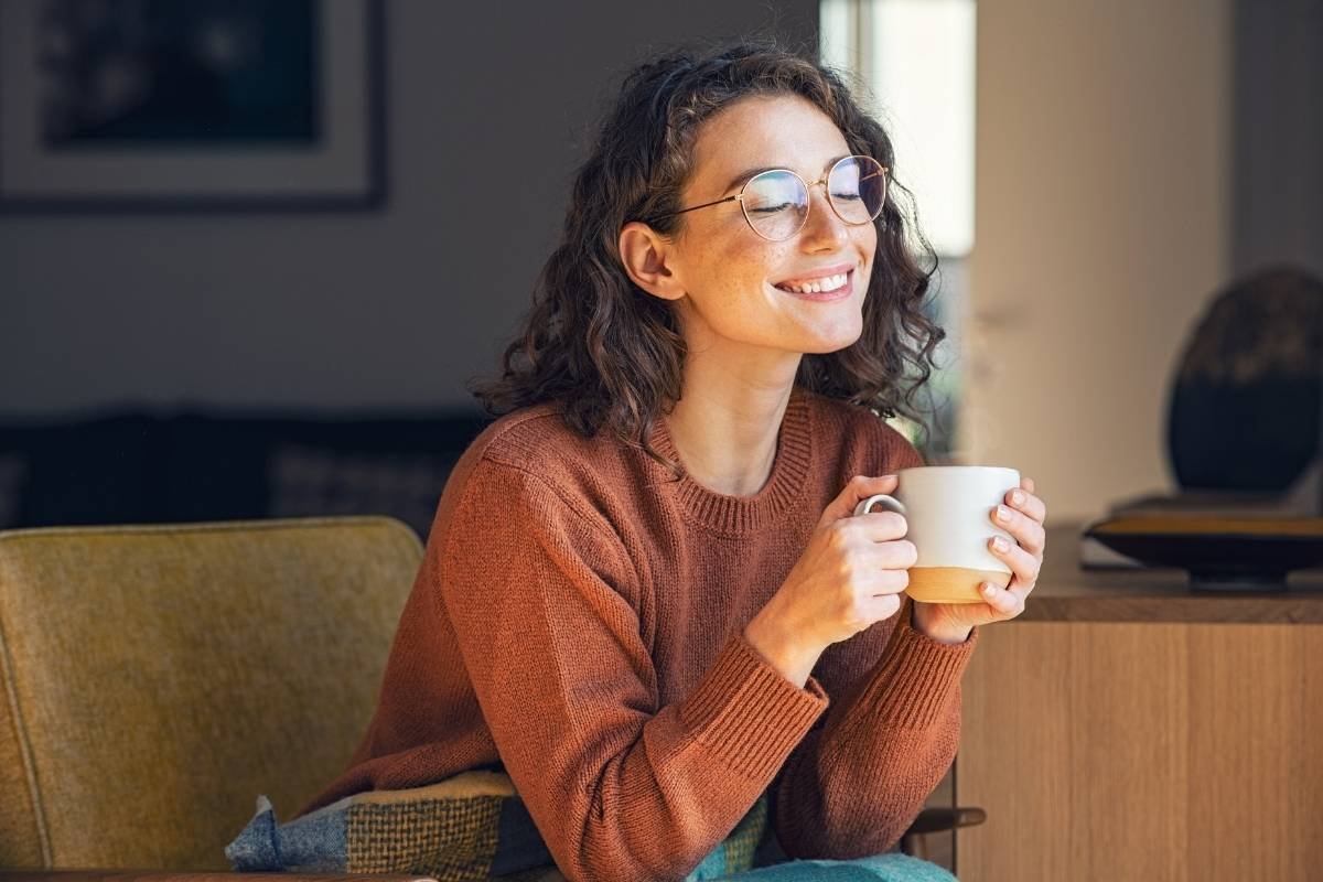 femme buvant une tisane coupe faim