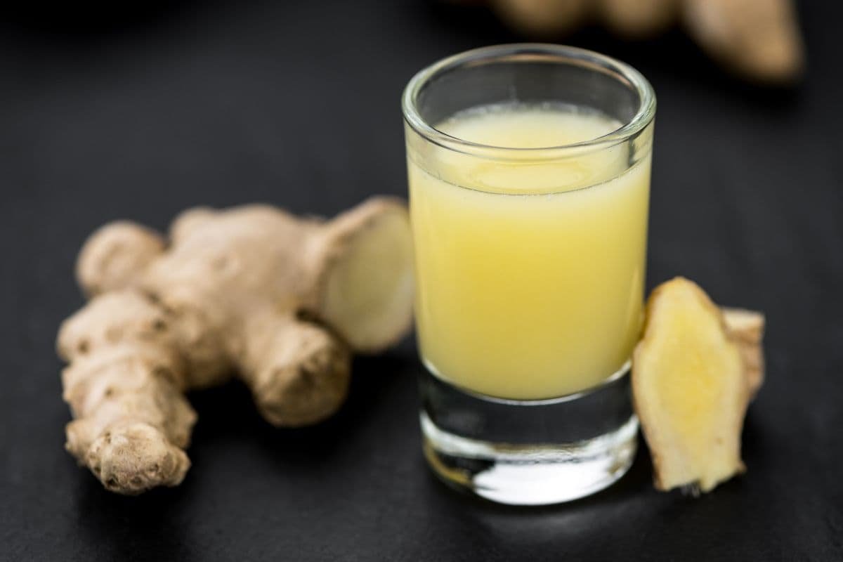 shot de gingembre dans un petit verre